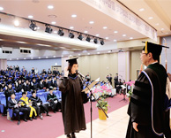 가톨릭관동대 의과대학 학우 175명 학사모 쓰다